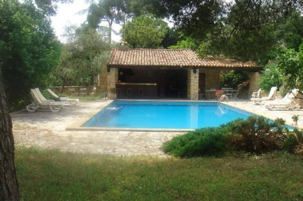 Garden level with swimming pool, refined amenities in the heart of the countryside in Marseille, Mediterranean Coast (France)