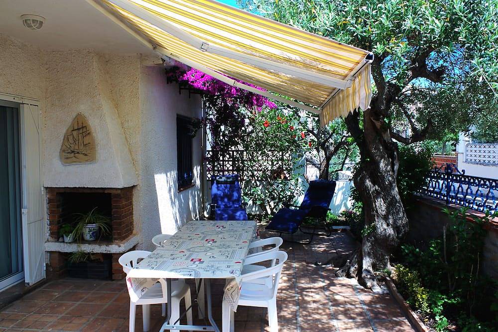 Casa Adosada con Jardin y Barbacoa a dos Pasos de la Playa in Torredembarra, Costa Dorada