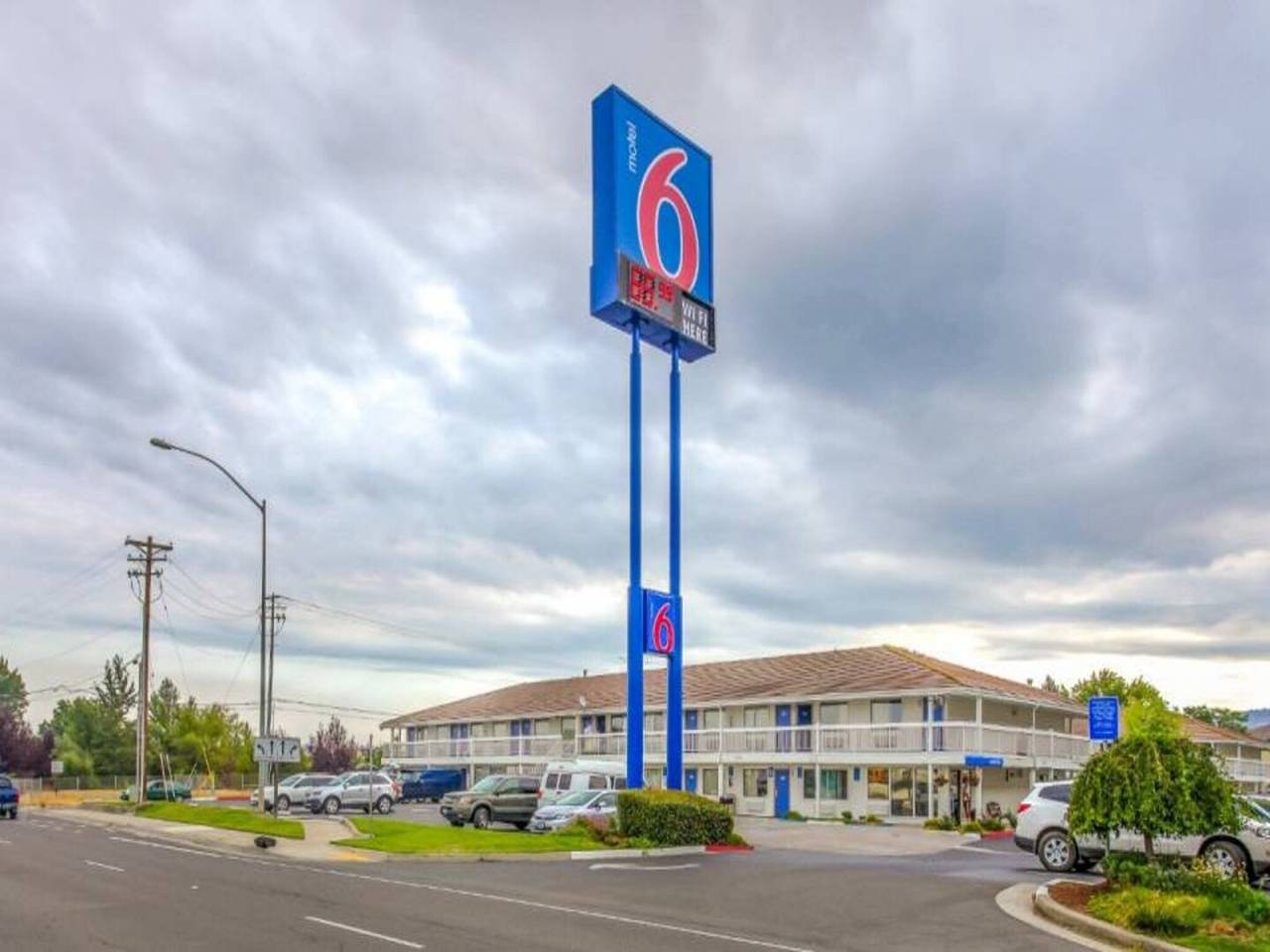 1 Full Bed | Ada/Ri Shower in Medford, Oregon