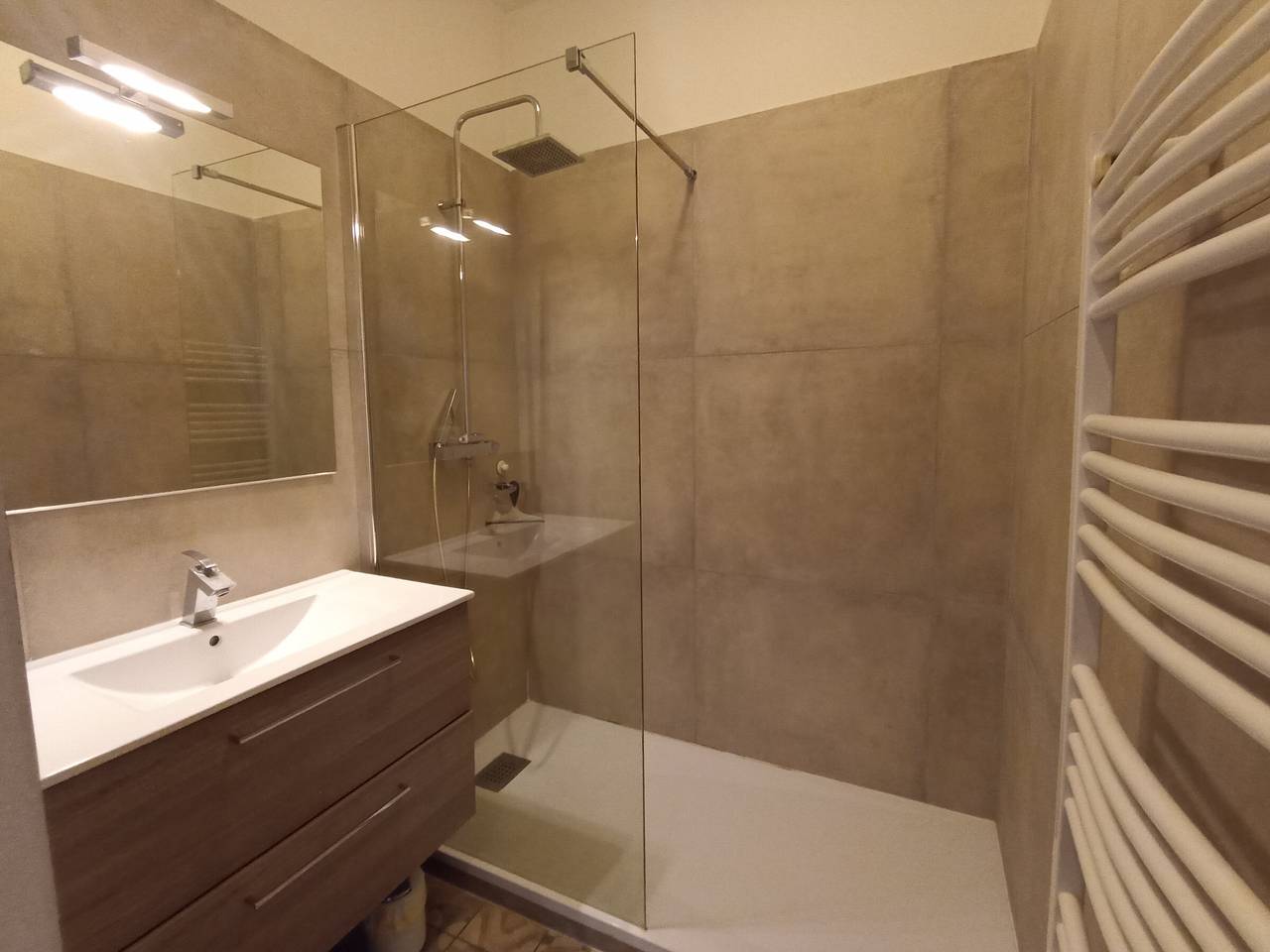 Ganze Wohnung, Renoviertes T3 mit Klima, Balkon und Wifi im Herzen von Sète in Sete, Côte d'Améthyste