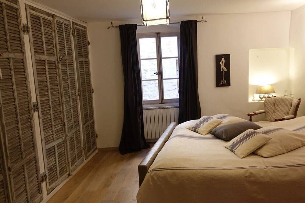 La Maison a peaceful and inspiring place to stay, in the heart of the village in Cucuron, Parc naturel régional du Luberon