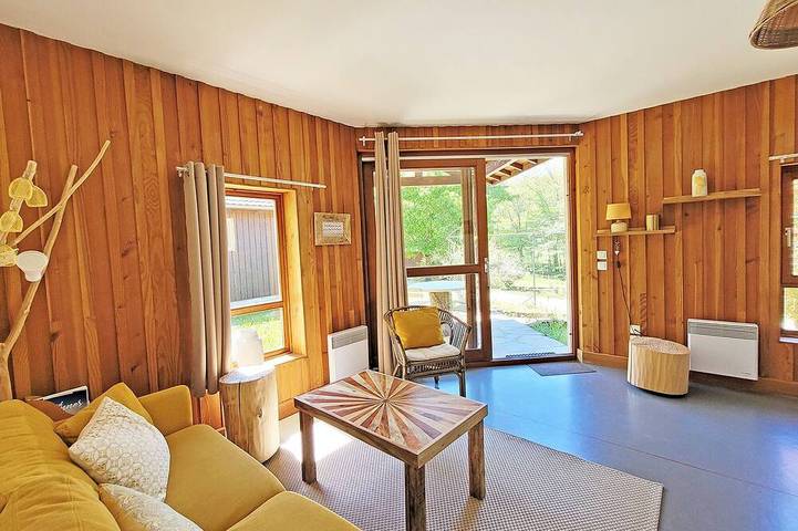 Gîte pour 4 personnes, avec Jacuzzi et Terrasse ainsi que Jardin et Sauna à Alzon