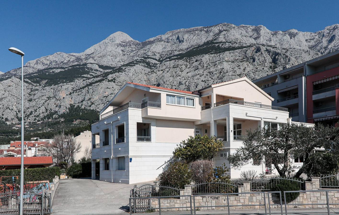 Appartement de vacances entier, Charmant appartement 1 chambre avec piscine à Makarska, à 600 m du bord de mer in Makarska, Makarska riviera
