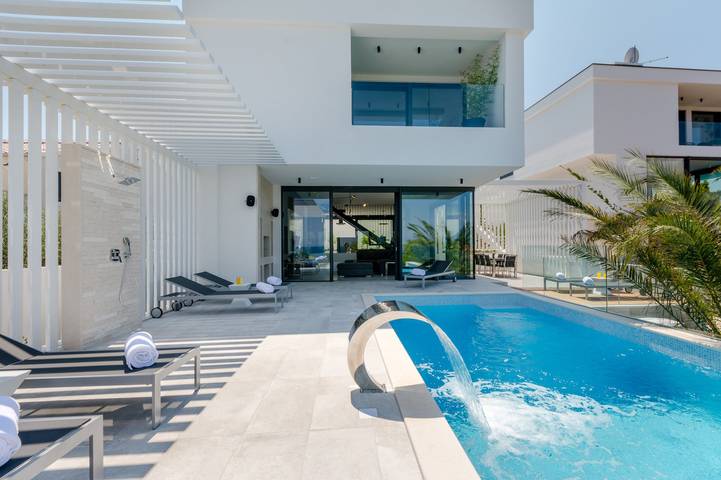 Villa pour 10 personnes, avec balcon et jardin ainsi que vue sur l’océan et piscine à Sutivan