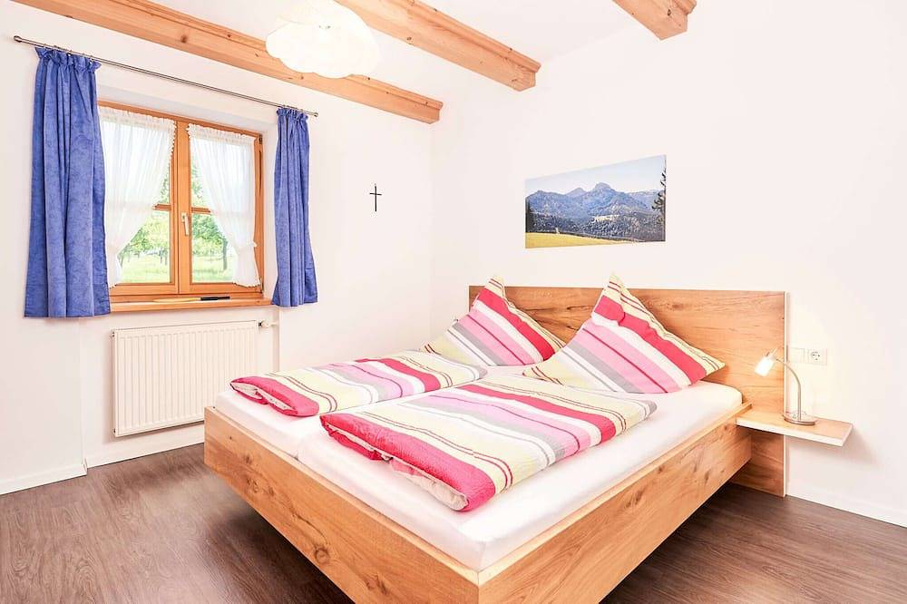 Ganze Wohnung, Ferienwohnung bis 2 Personen, 34 qm im Eg mit Terrasse, 1 sep. Schlafzimmer in Bad Feilnbach, Bayerische Alpen