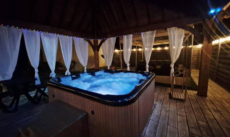 Gîte pour 4 personnes, avec jardin et jacuzzi à Les Bréviaires