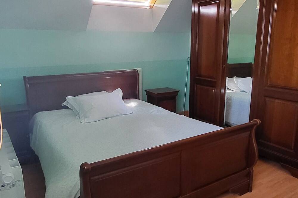 House in a farmhouse 1km from the beach. in Surtainville, Côte de la Déroute