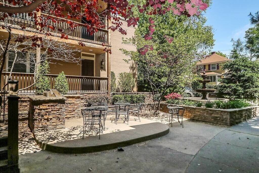 Ganze Wohnung, Quiet Plaza 2 Bed 2 Bath Unbeatable Location in Kansas City, Missouri