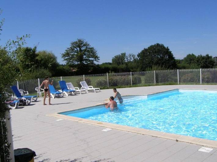Gîte pour 4 personnes, avec terrasse et piscine ainsi que bassin pour enfant et jardin à Moutiers-sous-Chantemerle