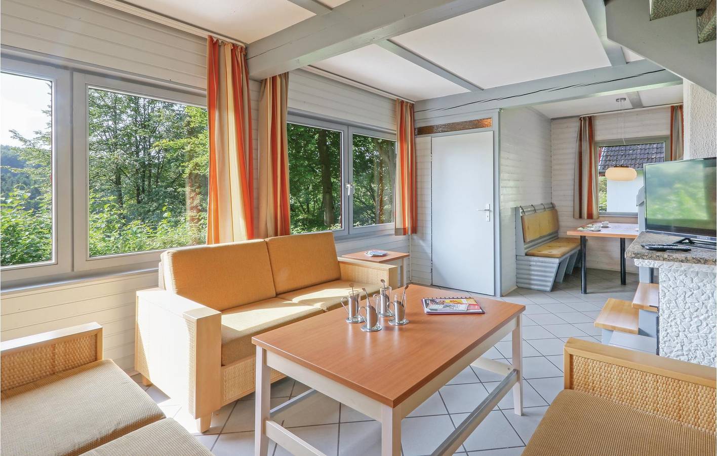 Moderne Wohnung mit Terrasse, Parkplatz 2,5km von Ibra in Reimboldshausen, Kirchheim