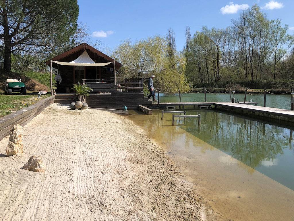 La Cabane sur l'étang des Sources in Veyrines-de-Domme, Périgord Noir