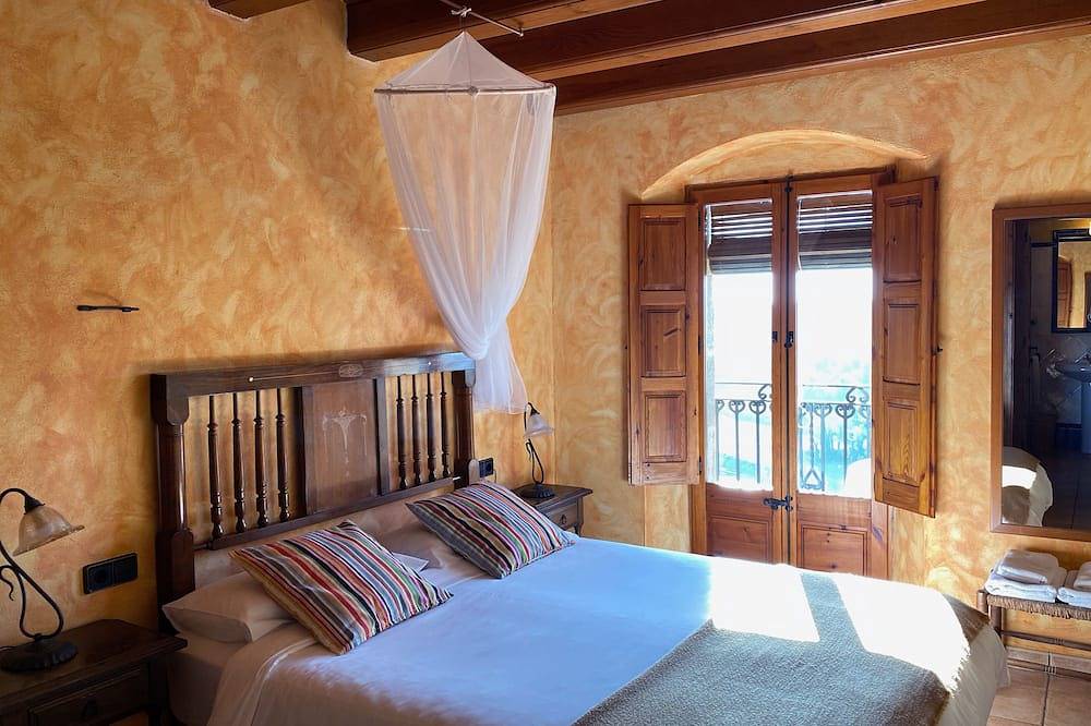 Les Corts de Cal Farrés, maison rurale à 1 h. de Bcn : piscine, barbecue, jardin in Calonge de Segarra, Barcelone l'intérieur des terres