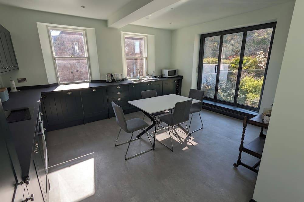 Entire apartment, Central holiday home with pretty, sunny garden, moments from the station, golf course and beach. in North Berwick, Edinburgh and Lothian