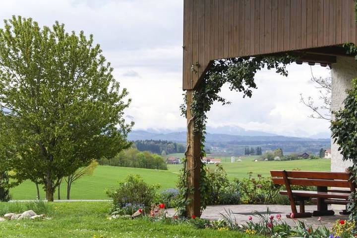Ganze Ferienwohnung, Ferienwohnungen Reiter - Ferienwohnung Regina, 2 Schlafzimmer, 2 Duschen, 4 Betten u. Kinderbetten, 55 qm in Kirchanschöring, Rupertiwinkel
