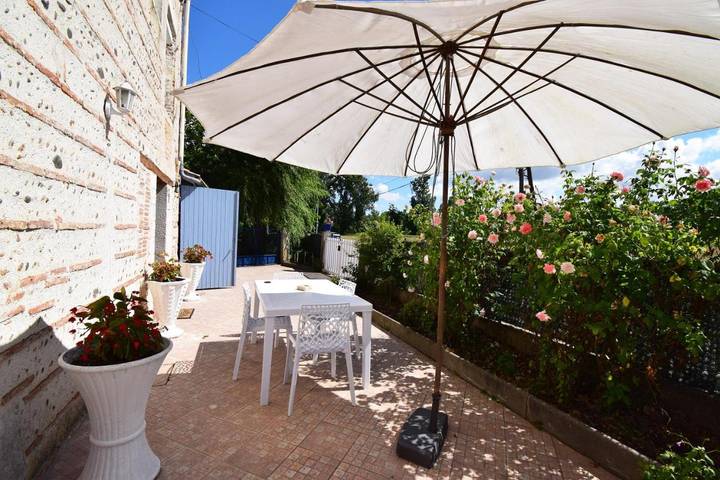 Location de vacances pour 6 personnes, avec Terrasse et Jardin dans Sauveterre-Saint-Denis