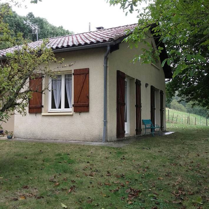 Gîte pour 4 personnes, avec terrasse et jardin à Latouille-Lentillac