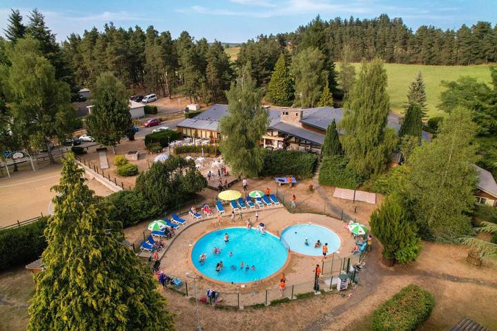 Parc de vacances pour 6 personnes, avec jardin et piscine en Auvergne