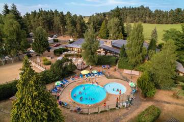 Parc de vacances pour 6 personnes, avec jardin et piscine à Tence