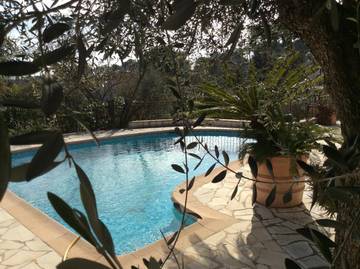 Gîte pour 4 personnes, avec terrasse et piscine à Roquefort-les-Pins