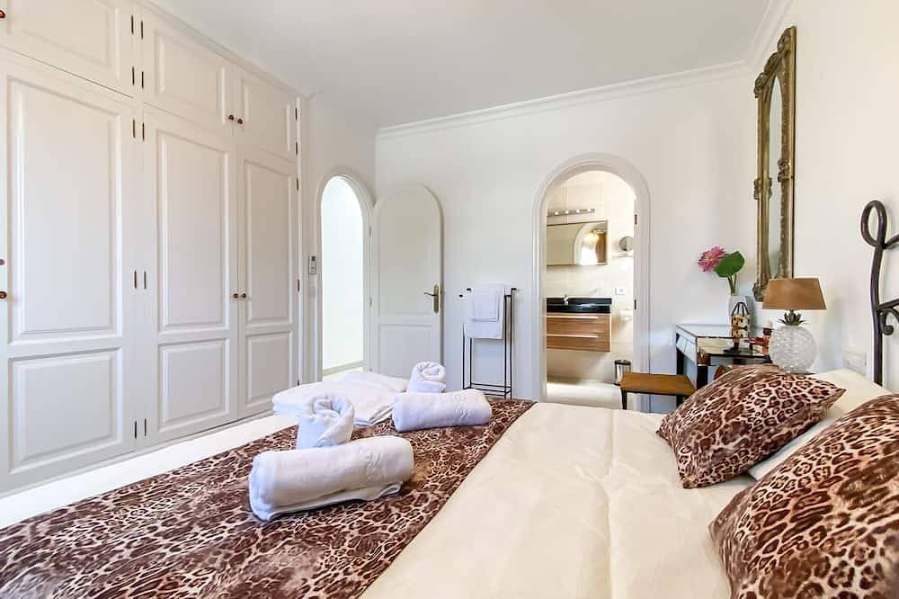 Ça C'est La Vie. Eine luxuriöse Villa mit 4 Schlafzimmern und eigenem Bad in jedem Zimmer in Puerto del Carmen, Tías