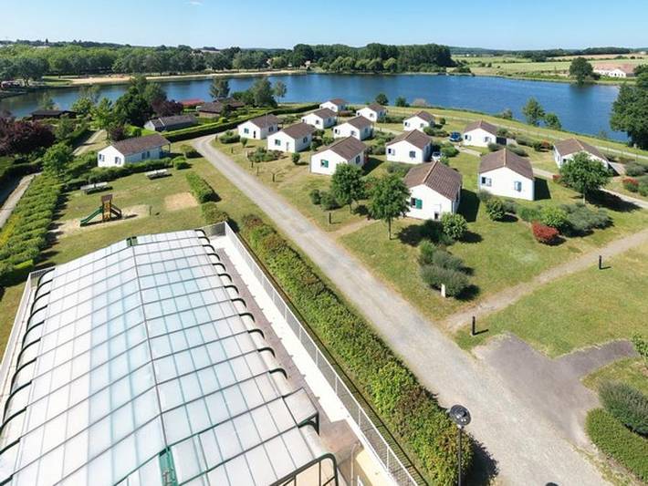 Chalet pour 6 personnes, avec Piscine et Vue sur le lac dans la Sarthe