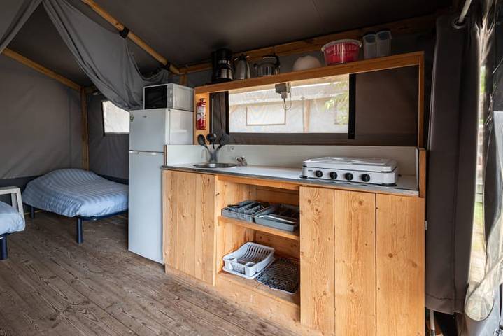 Tente pour 4 personnes, avec vue sur le lac ainsi que terrasse et balcon/terrasse à Le Muy - 2
