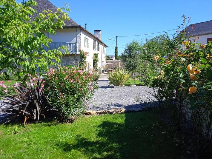 Location de vacances pour 6 personnes, avec vue et jardin à Buziet