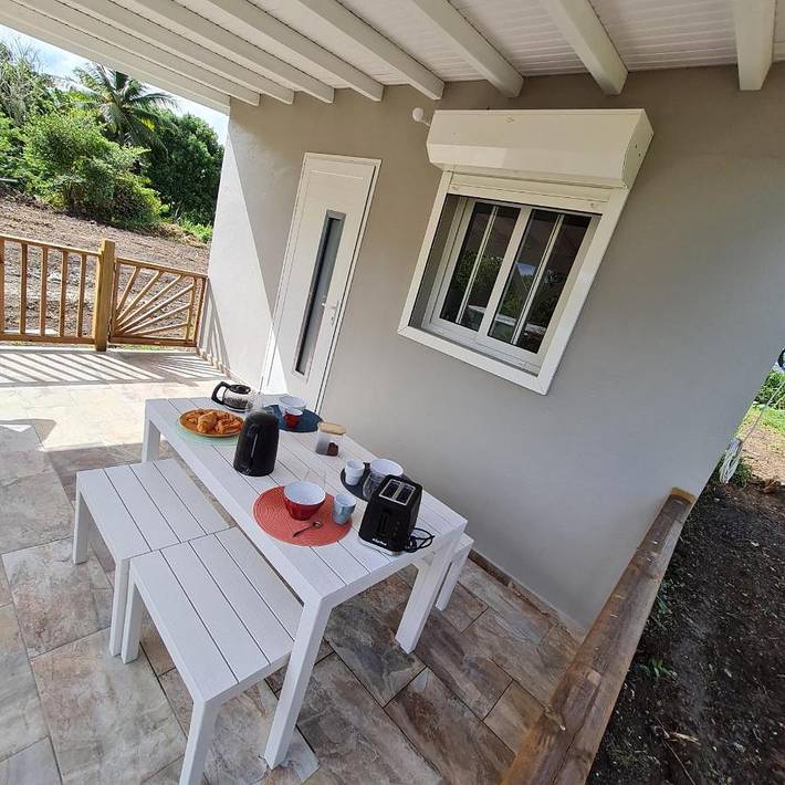 Location de vacances pour 3 personnes, avec terrasse et jardin à Petit-Canal