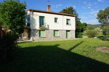 Location de vacances pour 6 personnes, avec balcon ainsi que vue et jardin à Catllar