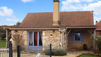 Location de vacances pour 6 personnes, avec terrasse ainsi que jardin et piscine, animaux acceptés à Les Eyzies-de-Tayac-Sireuil