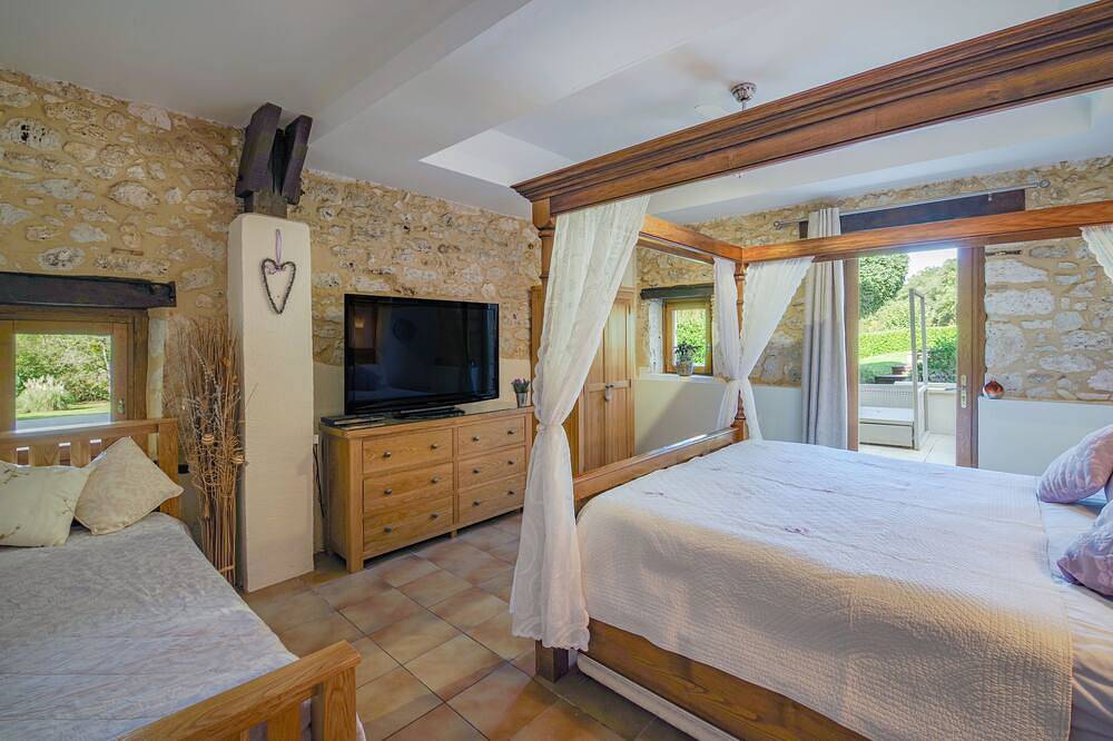 Dordogne - Luxus-Scheune mit beheiztem Innen-/Außenschwimmbecken in Thénac, Périgord Pourpre