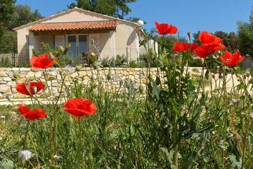 Location de vacances pour 6 personnes, avec piscine ainsi que jardin et terrasse à Bessas