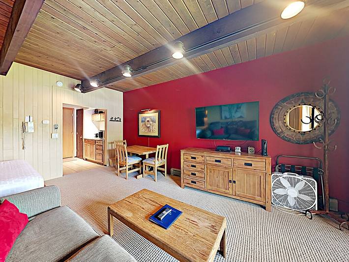 Vacation rental for 4 people, with hot tub and pool as well as balcony in Snowmass Village