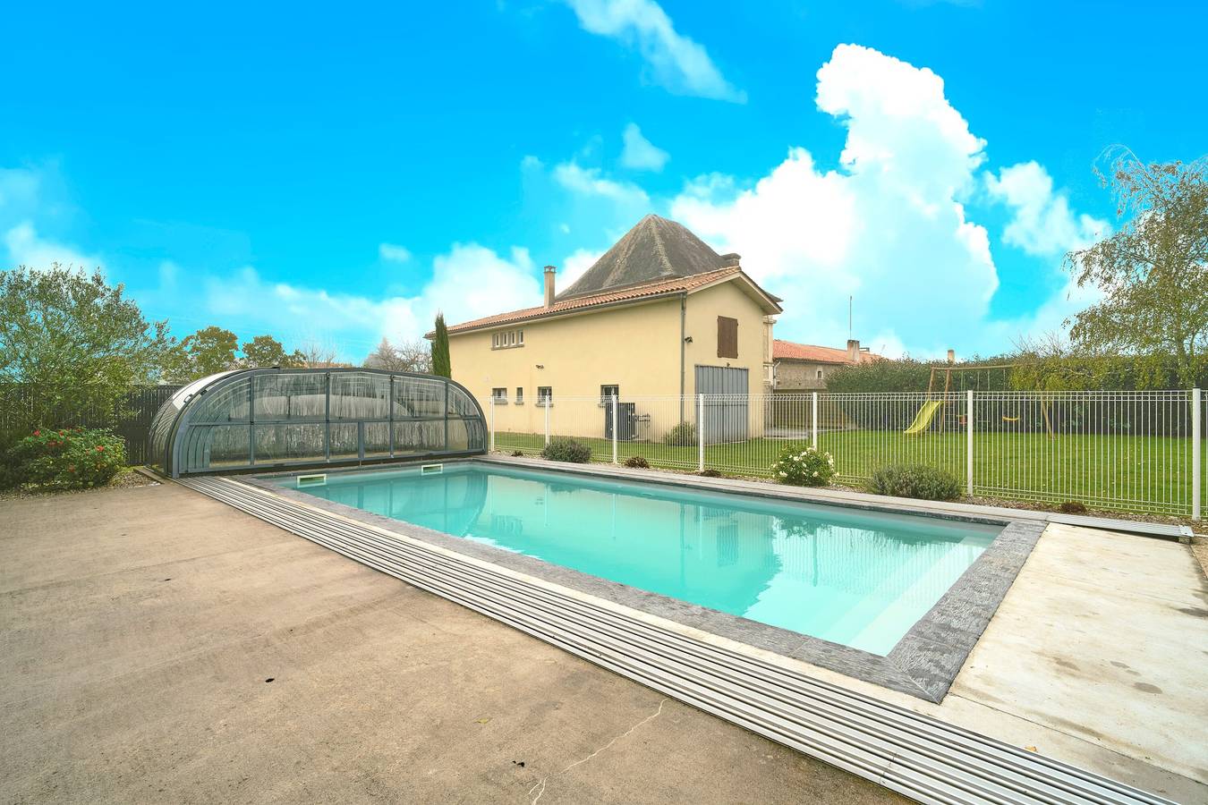 Gite, Piscine Chauffée et Couverte avec Piscine Privée, Terrasse Privée et Wi-Fi in Sauvignac, Charente