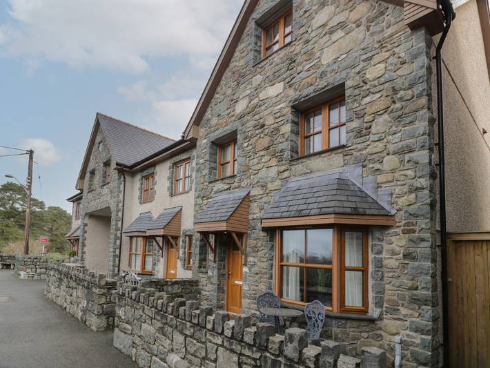 Cottage for 8 people, with garden, with pets in Llanbedr