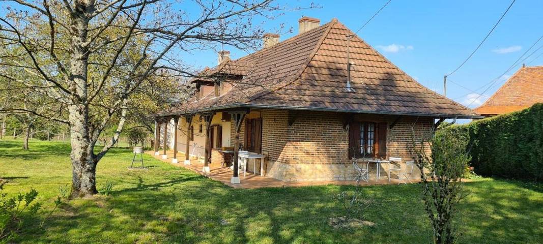 Gîte pour 10 personnes, avec jacuzzi et piscine ainsi que sauna et jardin, adapté aux familles à La Chapelle-Naude