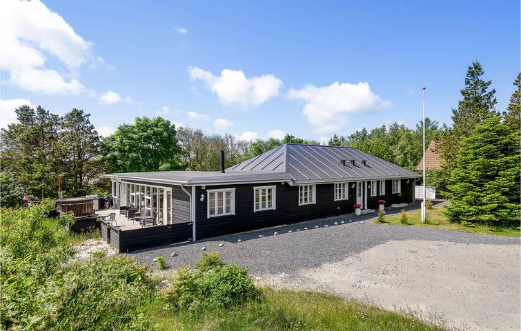 Ferieudlejning for 18 personer, med Terrasse og Jacuzzi såvel som Have og Sauna i Nymindegab