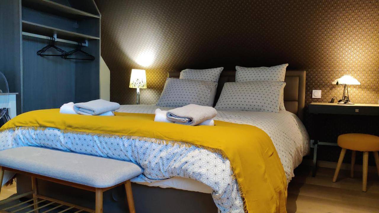 Double Room with Private Bathroom in Houdan, Yvelines