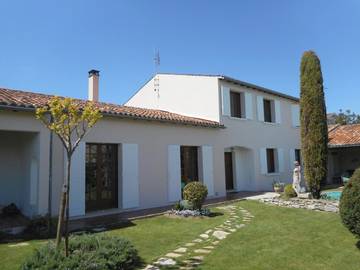 Location de vacances pour 2 personnes, avec vue ainsi que terrasse et jardin à Saint-Jean-d'Angély