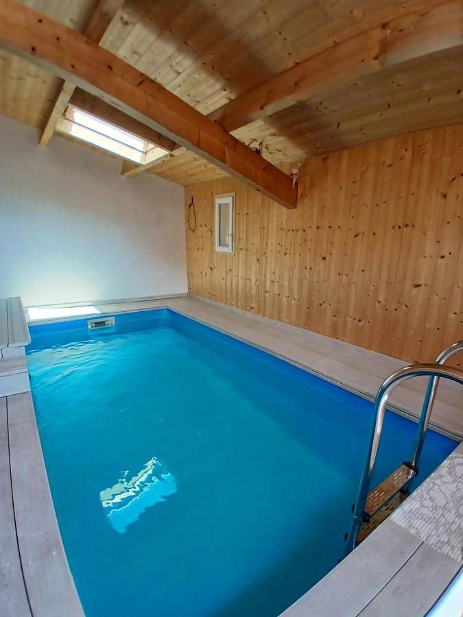 Gîte pour 2 personnes, avec vue et jardin ainsi que piscine et terrasse à Roche-Saint-Secret-Béconne - 2