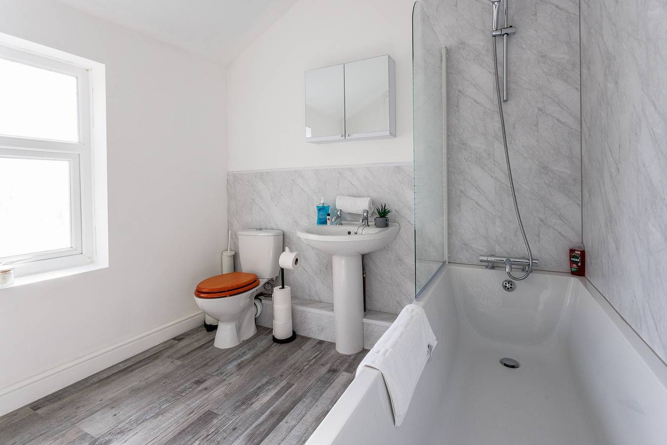 3 Bed House - Sleeps 5 - Parking - Wifi in Durham, County Durham