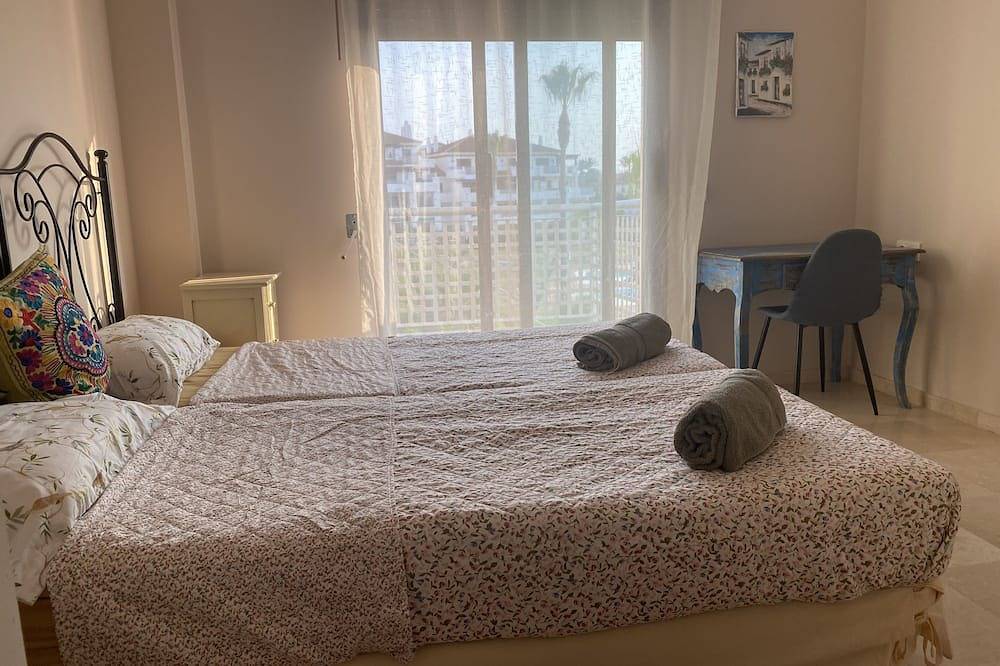 Hel lejlighed, Beautiful Sea View Apartment Facing Gibraltar and Morroco in Playa de La Alcaidesa, San Roque