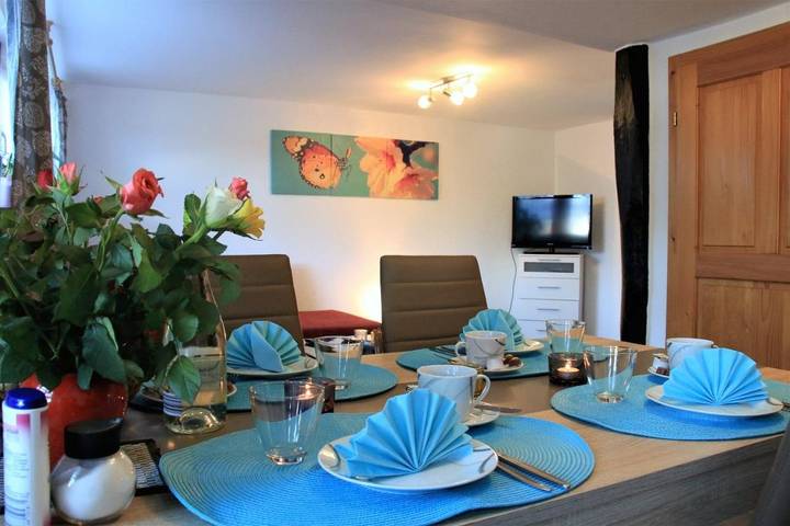 Ferienwohnung für 6 Personen, mit Balkon und Terrasse sowie Garten und Ausblick in Eitorf