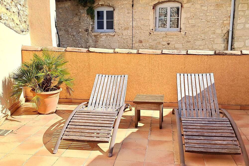 Entire apartment, Duplex with terrace & patio – old town Saint-Paul-Trois-Châteaux in Saint-Paul-Trois-Châteaux, Nyons region