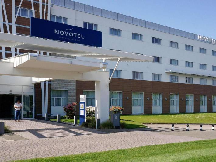 Hôtel pour 4 personnes, avec jacuzzi et jardin ainsi que piscine et sauna dans Le Golf National - 4