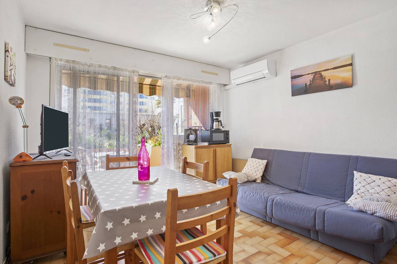 Appartement entier, Studio Cabine Proche Mer avec terrasse privée et climatisation in Le Lavandou, Région de Toulon