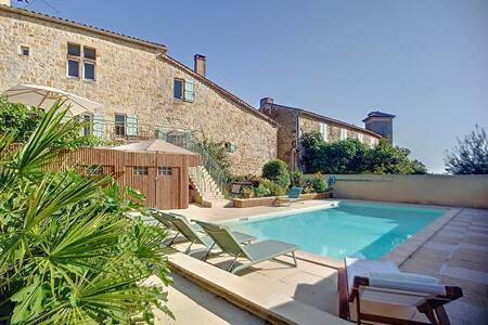 Gîte pour 10 personnes, avec vue ainsi que jardin et piscine à Maignaut-Tauzia