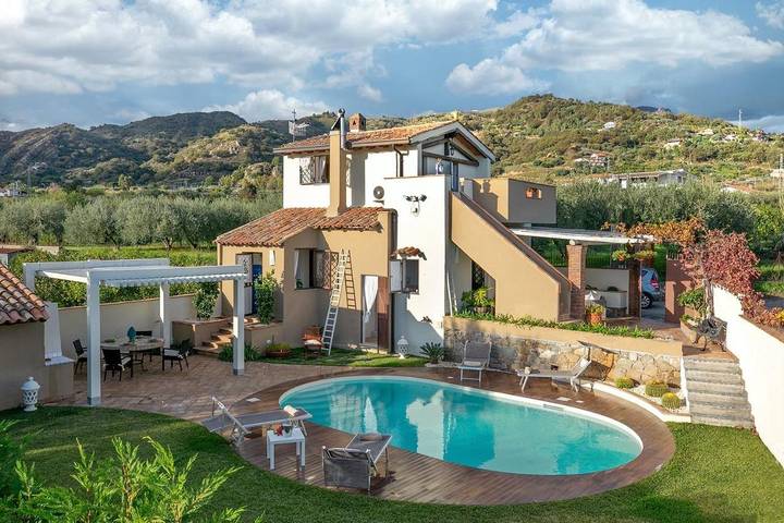 Location de vacances pour 5 personnes, avec vue ainsi que piscine et jardin à Graniti - 2
