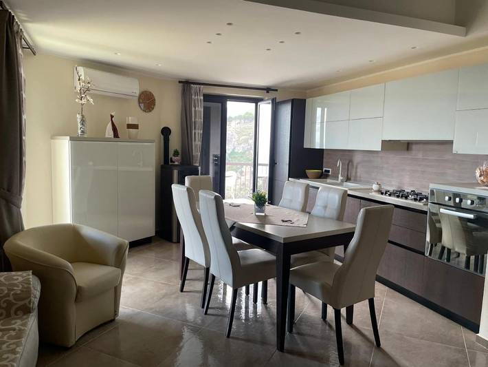 Appartamento per 4 persone, con terrazza e panorama in Santo Stefano di Camastra