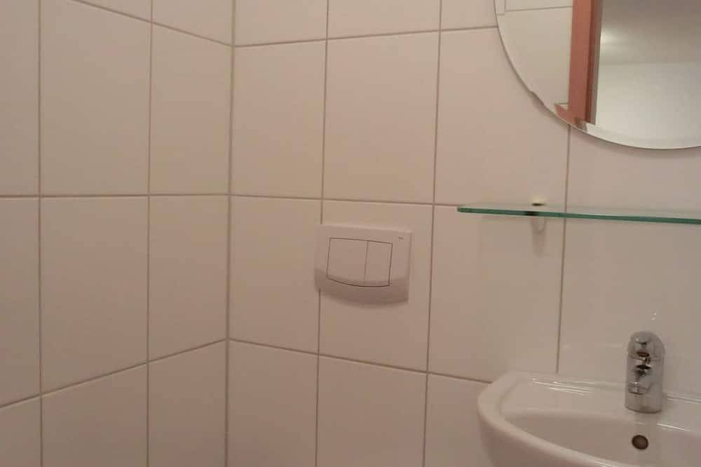 Ganze Wohnung, 2-Zimmer-Ferienwohnung für 4 Personen im 1. Obergeschoss mit Wlan - Nh in Neu Hirschburg, Ribnitz-Damgarten